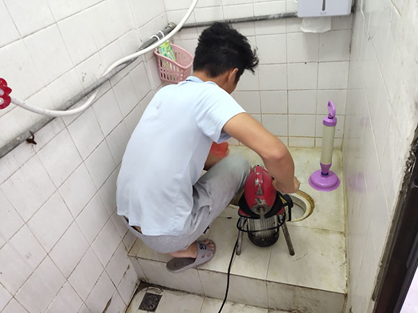 扬中管道堵塞冒臭气 专业师傅现场解决问题